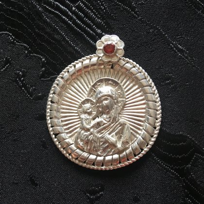 Срібний дукач з Божою Матір‘ю: червоне скло, діаметр медальйону - 4 см, вага - 16 г