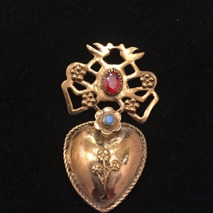 Ягнусок дрібний з квітами: Срібло, позолота, скло. Довжина 5,5 см., вага 13 г.