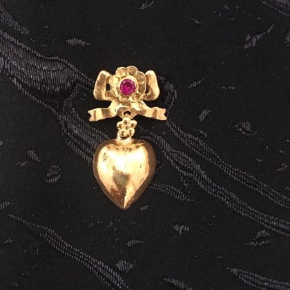 Ягнусок мініатюрний: Срібло, позолота, скло. Довжина - 3,6 см, вага - 4,5 г.