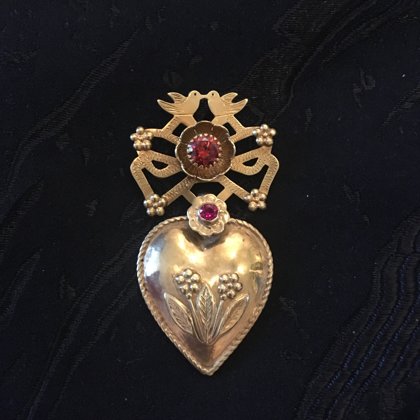 Ягнусок з квіткою: Срібло, позолота, скло. Довжина - 6,5 см, вага - 19 г.