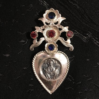 Ягнусок "Покрова": Срібло, скло. Довжина 7 см, вага 18 г.