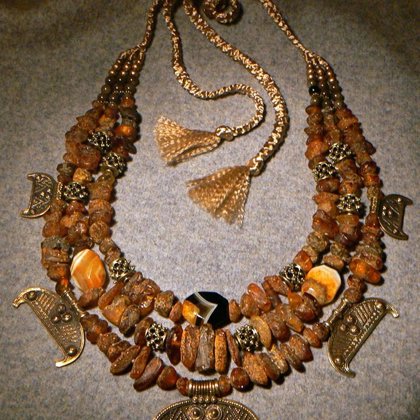 Намисто "Княже": шершавий бурштин, агат, бронза, латунь, вага - 146 г, довжина - 130 см.