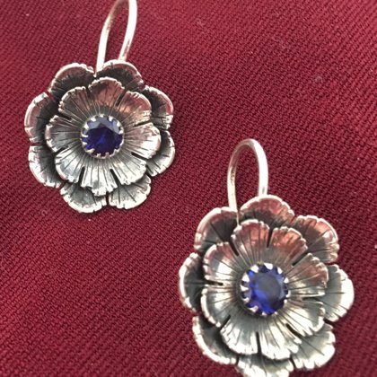 Сережки "Калачики": Срібло, скло (синє, червоне). Діаметр квітки - 2 см, вага пари - 7 г.