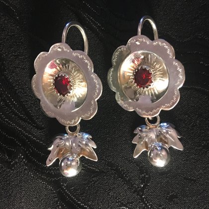 Сережки "Калачики з бульбенчиками": Срібло, скло. Довжина - 4,2 см, діаметр квітки - 2,6 с