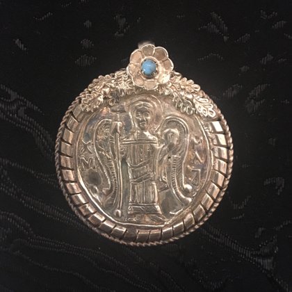 Змійовик з Архангелом Михайлом: Срібло, скло. Діаметр медальйону 4,5 см, вага 17 г.