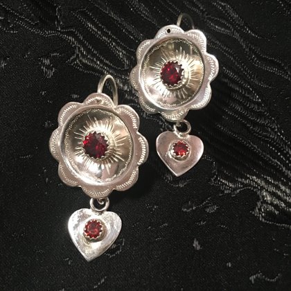 Сережки "Калачики з сердечками": Срібло, скло. Довжина 4,3 см, діаметр квіточки 2,5 см, ва