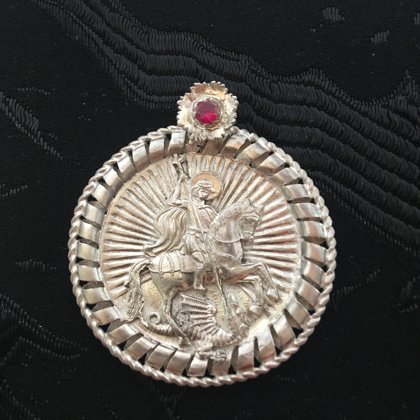 Срібний дукач з Георгієм Переможцем: червоне скло, діаметр медальйону - 4 см, вага - 16 г.