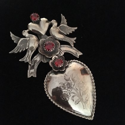 Ягнусок з гравіровкою: срібло, ювелірне скло