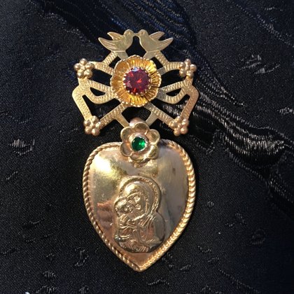 Ягнусок з Божою Матір‘ю: Срібло, позолота, скло. Довжина - 6,8 см, вага - 21 г.