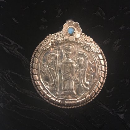 Змійовик з Архангелом Михайлом (02): Срібло, скло. Діаметр медальйону 4,5 см, вага 17 г.